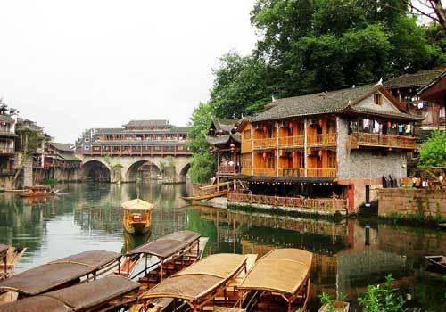 今日头条凤凰古镇房价,揭秘古镇房产投资新热点”